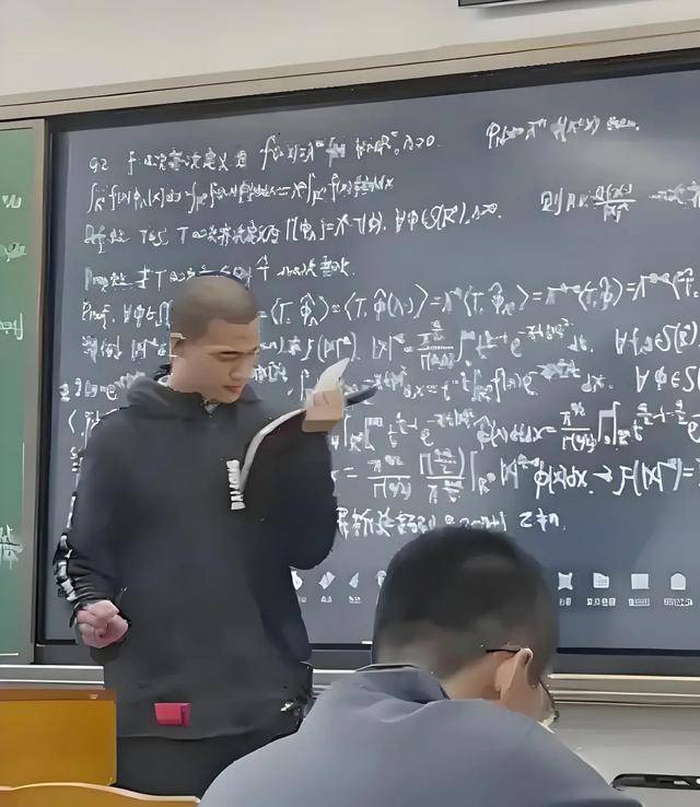 韦东奕上课照片走红<strong></p>
<p>币安币怎么玩</strong>,新发型吸睛,网友:板书真漂亮,可惜看不懂