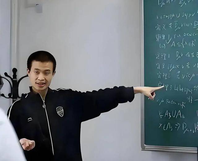 韦东奕上课照片走红<strong></p>
<p>币安币怎么玩</strong>,新发型吸睛,网友:板书真漂亮,可惜看不懂