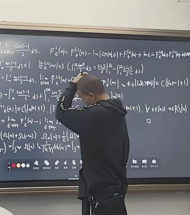 韦东奕上课照片走红<strong></p>
<p>币安币怎么玩</strong>,新发型吸睛,网友:板书真漂亮,可惜看不懂