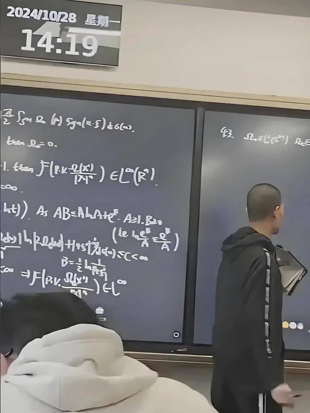 韦东奕上课照片走红<strong></p>
<p>币安币怎么玩</strong>,新发型吸睛,网友:板书真漂亮,可惜看不懂