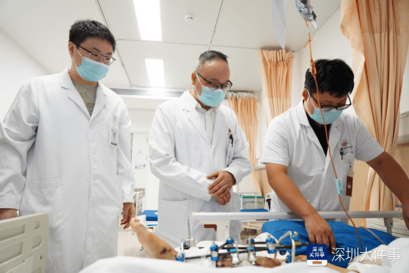 失血过半!深圳男子被三四百斤模具砸到<strong></p>
<p>币安老板</strong>,医生全力抢救