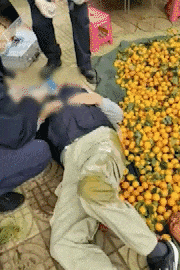 昆明一老人赶集摔倒压坏水果摊!中午就带着家属找来了<strong></p>
<p>币安有哪些币</strong>,摊主慌了……