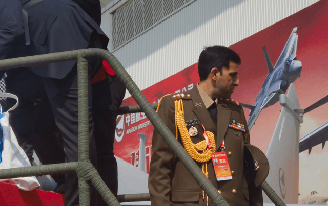 歼10CE才是最大赢家?航展首日被包围<strong></p>
<p>Binance官网</strong>,伊朗空军司令登机满脸幸福