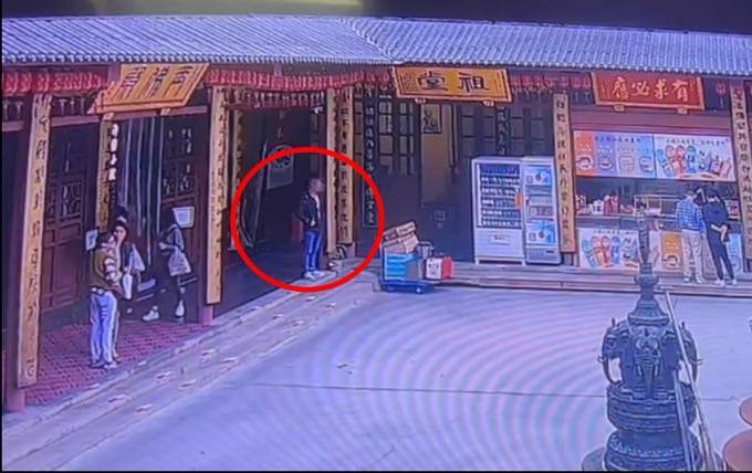 自制缠满双面胶的铁片<strong></p>
<p>币安app最新版</strong>，男子在寺庙内盗窃功德箱被行拘