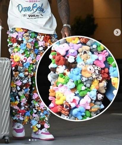 “打破时尚常规”<strong></p>
<p>币安app最新版</strong>,美国一男子将200多个毛绒玩具缝在牛仔裤上