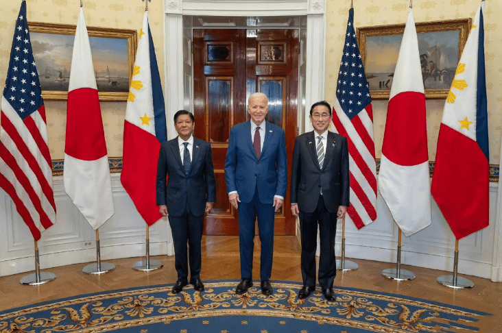 南海进入混合战，菲引发众怒，马来西亚打反击战