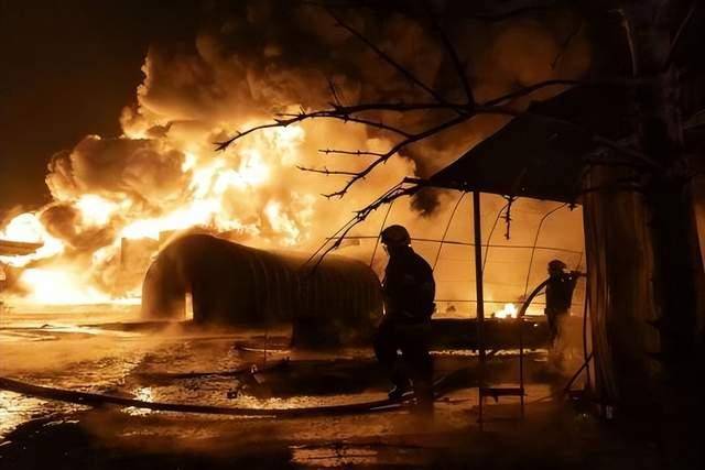 凌晨1点！俄三线大军齐出动<strong></p>
<p>安币资本</strong>，11种导弹袭击，宛如核爆现场