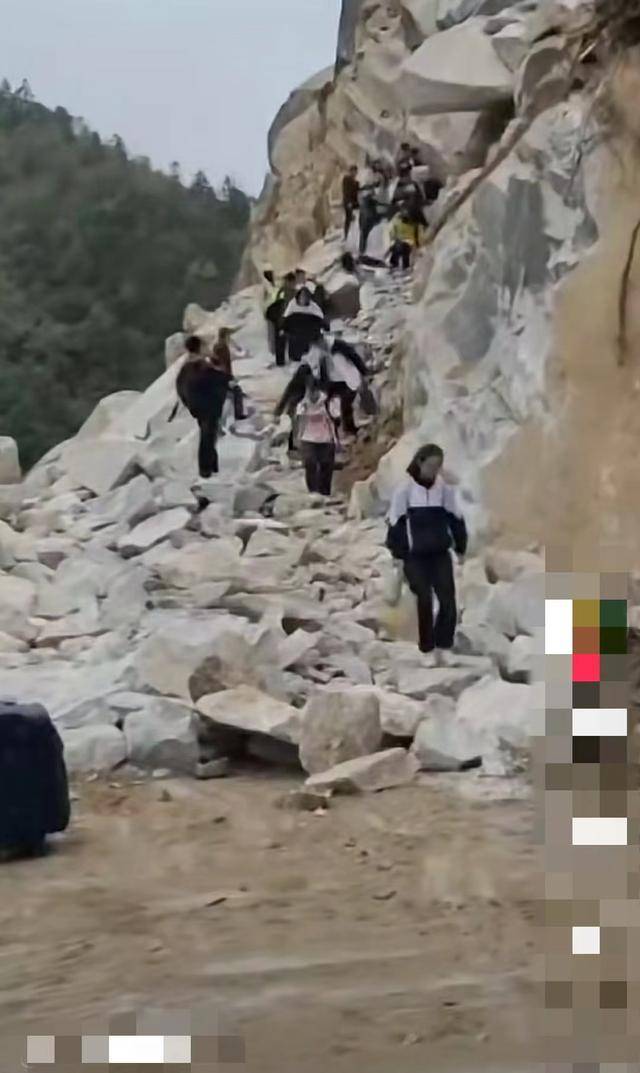 学生攀爬堵路巨石上学令人揪心<strong></p>
<p>安币资本</strong>,当地回应:系道路施工偶发特殊状况