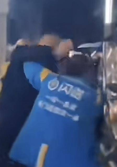 成都男子下楼梯与速递小哥发生碰撞<strong></p>
<p>币安结算</strong>，砸破对方的头！已被处罚