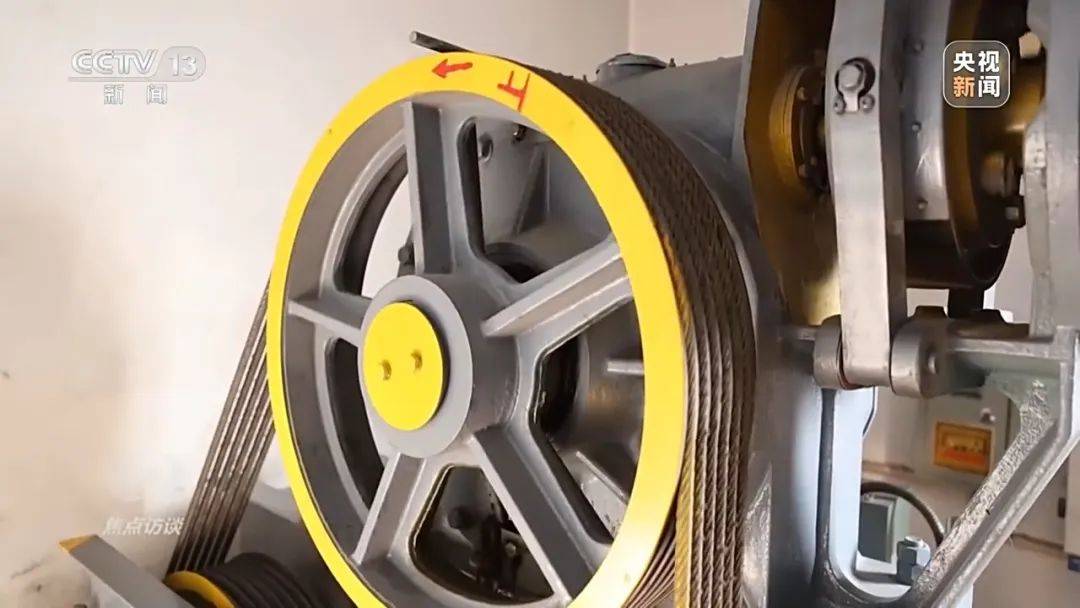 一电梯从11层冲顶到28层致7岁男孩全身骨折<strong></p>
<p>币安汇率</strong>,老旧电梯维修更新何解?