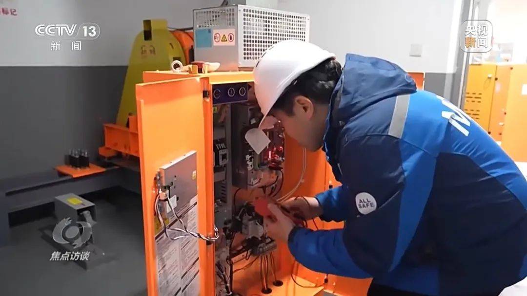 一电梯从11层冲顶到28层致7岁男孩全身骨折<strong></p>
<p>币安汇率</strong>,老旧电梯维修更新何解?