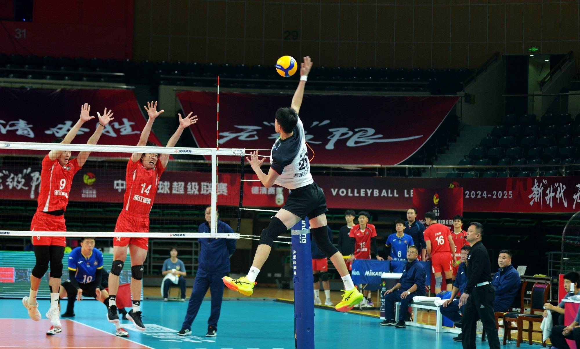 男排-温子华27分河北2-3遭翻盘 广东四川锁定前2夺挑战权