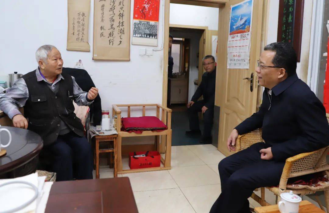 履新黄山市委书记首日<strong></p>
<p>币安汇率</strong>,丁纯第一时间走访看望老同志