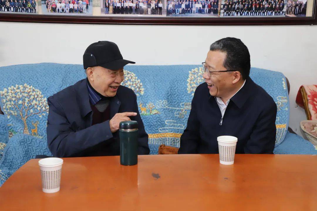 履新黄山市委书记首日<strong></p>
<p>币安汇率</strong>,丁纯第一时间走访看望老同志