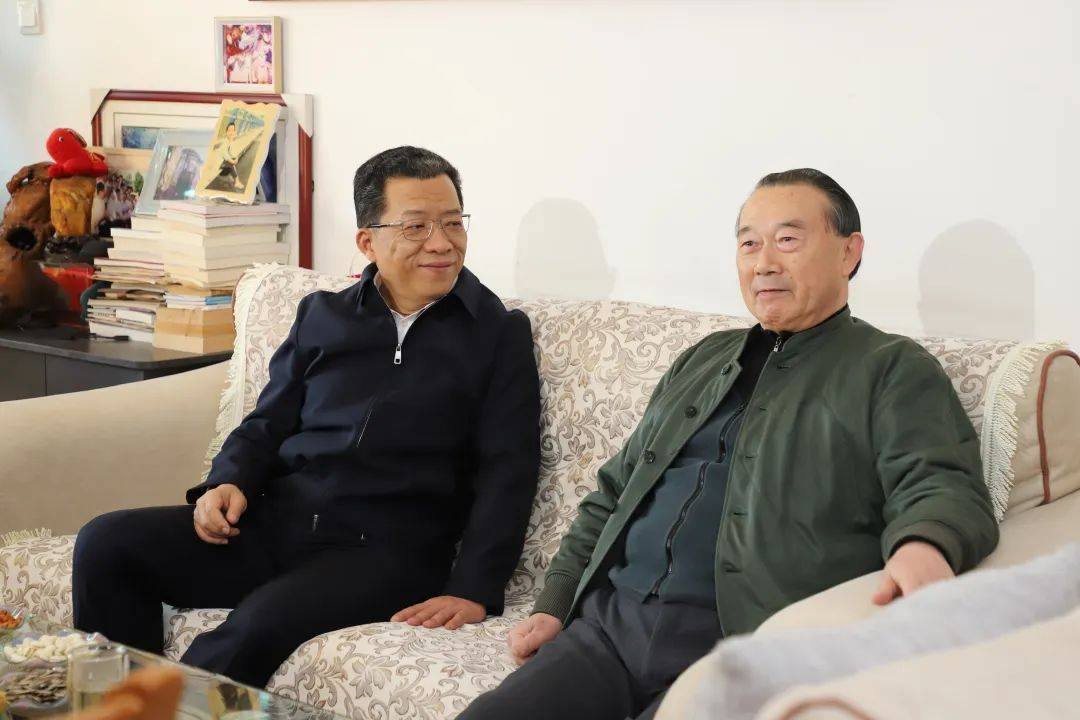 履新黄山市委书记首日<strong></p>
<p>币安汇率</strong>,丁纯第一时间走访看望老同志