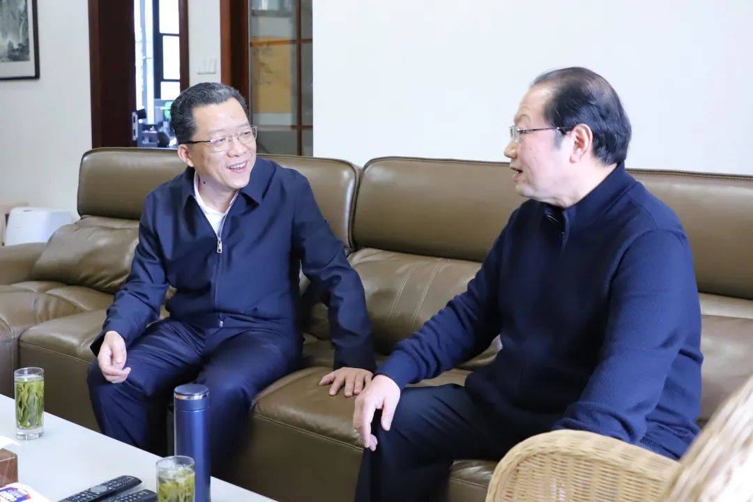 履新黄山市委书记首日<strong></p>
<p>币安汇率</strong>,丁纯第一时间走访看望老同志