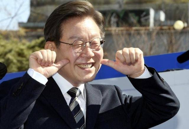 执政党捏着鼻子要“保尹”<strong></p>
<p>币安最新消息</strong>,尹锡悦的总统宝座,将由8个人决定