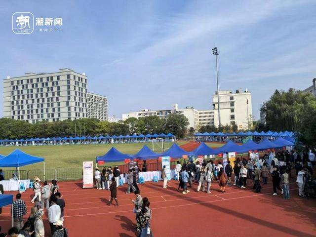 四个月赶了15场招聘会，发了100多份简历，秋招就是应届生的“战场”