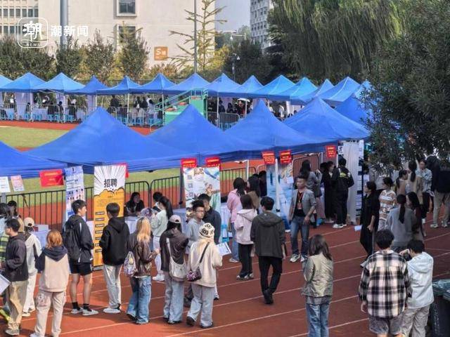 四个月赶了15场招聘会<strong></p>
<p>币安最新消息</strong>,发了100多份简历,秋招就是应届生的“战场”