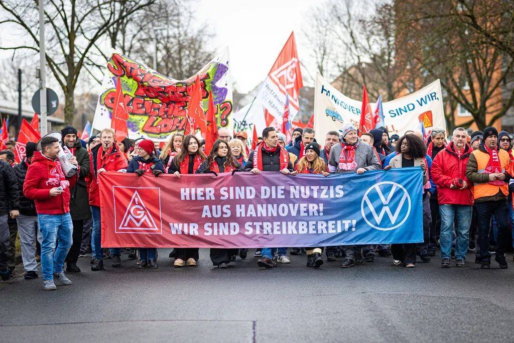 大众汽车10万工人罢工<strong></p>
<p>币安最新消息</strong>，欧洲汽车业怎么了？