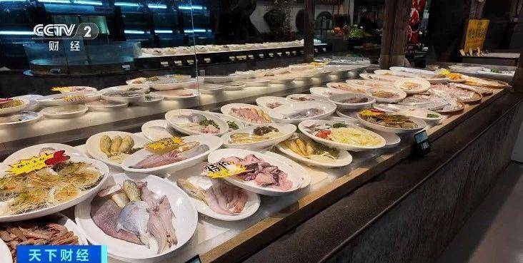 火热<strong></p>
<p>币安币线图</strong>!年夜饭价格普遍下调 除夕午餐预订量也“爆单”