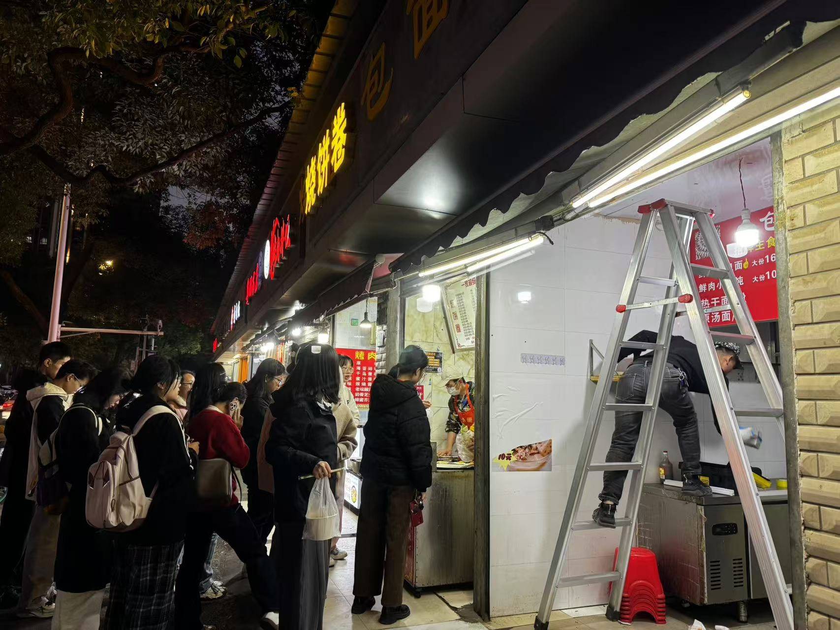 小伙租下门面后问路人“该干点啥好”<strong></p>
<p>币安币线图</strong>,收获上百条留言,最后决定做红油包子