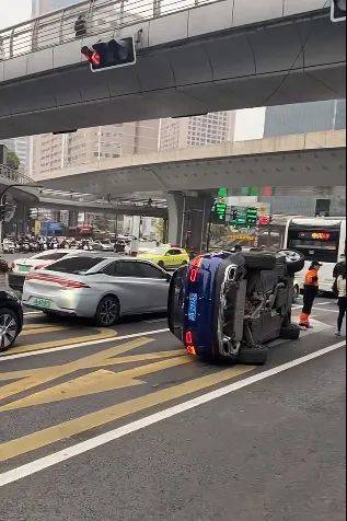 上海一奔驰车在路口侧翻<strong></p>
<p>币安币线图</strong>,驾驶员擦伤!目击者讲述现场情况
