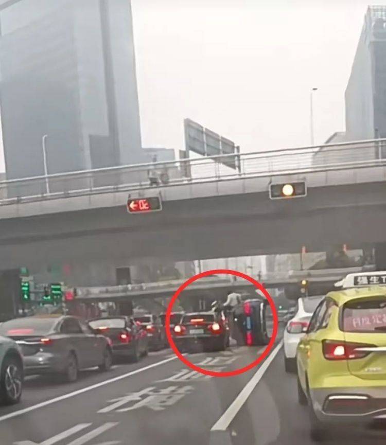 上海一奔驰车在路口侧翻<strong></p>
<p>币安币线图</strong>,驾驶员擦伤!目击者讲述现场情况