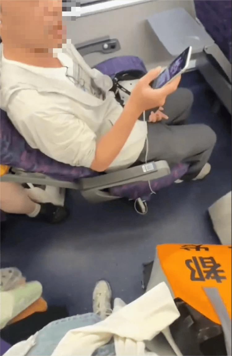 母女俩列车霸座还持刀威胁<strong></p>
<p>币安币线图</strong>,12306回应