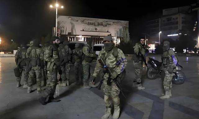 一炮炸开“潘多拉魔盒”!大批外军涌入前线<strong></p>
<p>币安下载软件</strong>,普京不得不掏出底牌