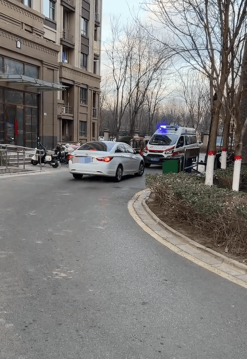 私家车未让救护车反而步步紧逼<strong></p>
<p>币安下载软件</strong>,目击者:老人遗憾离世,河北警方:行政拘留!