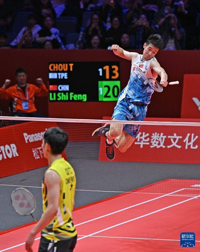 羽毛球世巡赛总决赛:李诗沣胜周天成