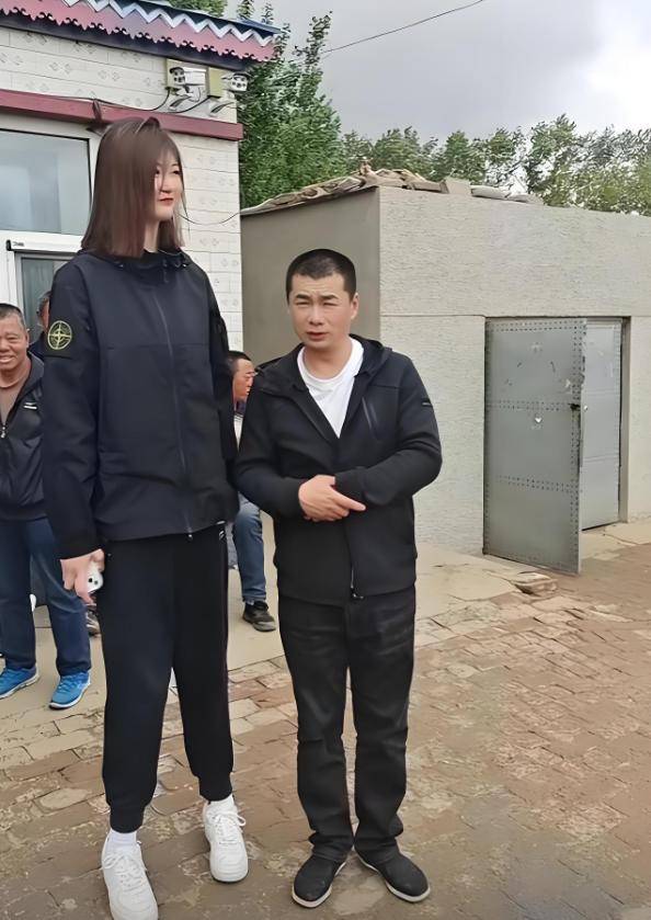 女孩身高2米26貌美如花<strong></p>
<p>币安合约</strong>,妈妈天天发愁:白长这么漂亮,没人敢追