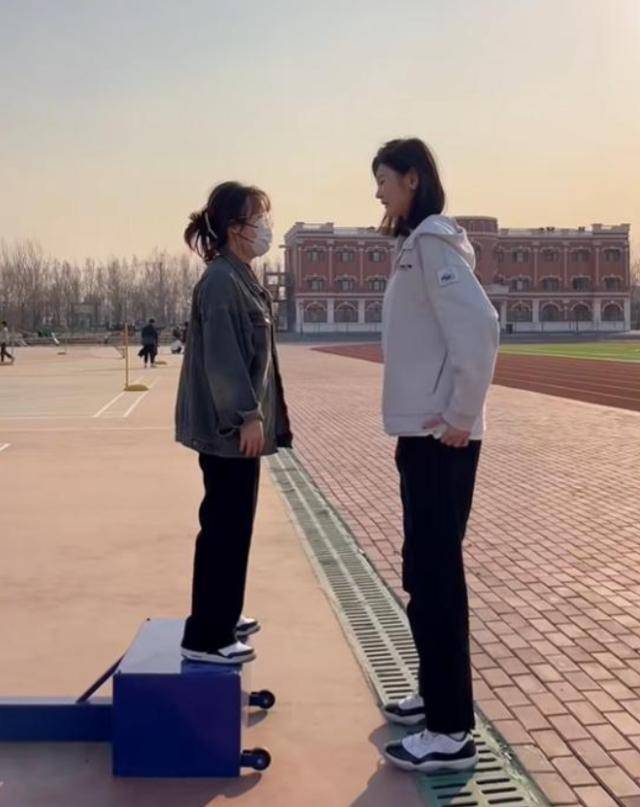 女孩身高2米26貌美如花<strong></p>
<p>币安合约</strong>,妈妈天天发愁:白长这么漂亮,没人敢追