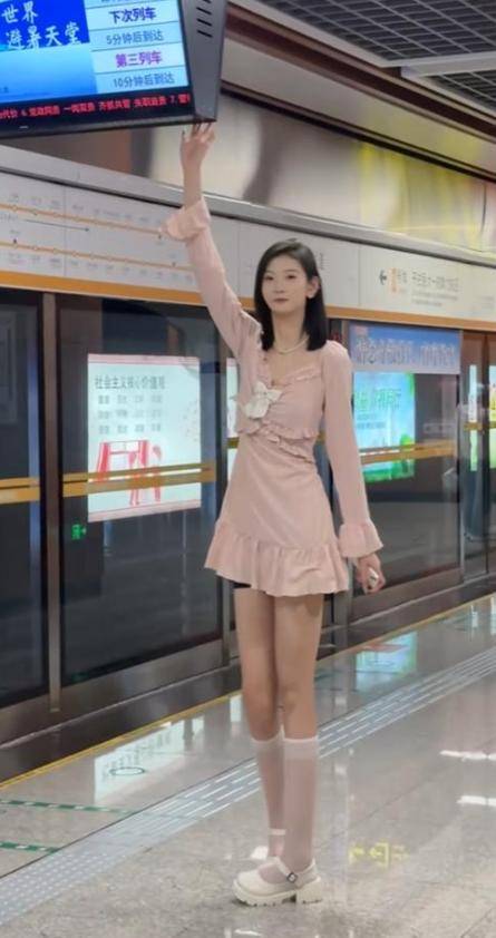 女孩身高2米26貌美如花<strong></p>
<p>币安合约</strong>,妈妈天天发愁:白长这么漂亮,没人敢追