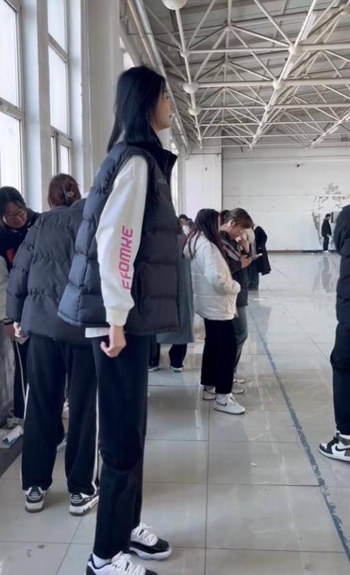 女孩身高2米26貌美如花<strong></p>
<p>币安合约</strong>,妈妈天天发愁:白长这么漂亮,没人敢追