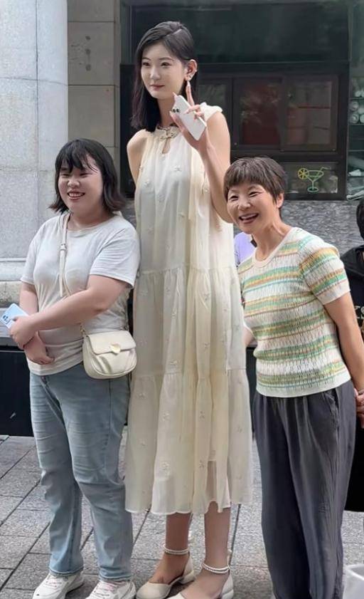 女孩身高2米26貌美如花<strong></p>
<p>币安合约</strong>,妈妈天天发愁:白长这么漂亮,没人敢追