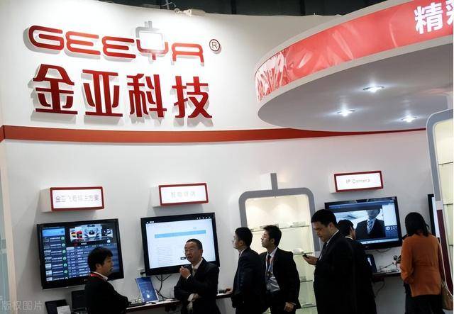 富商周旭辉<strong></p>
<p>货币与币安</strong>,44岁娶小12岁女星童蕾,获刑3年后,妻女过得如何?