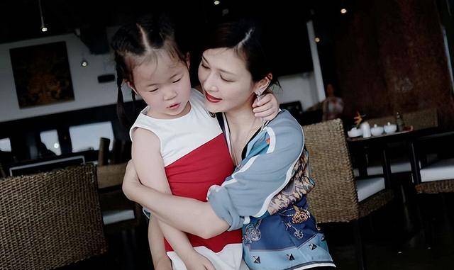 富商周旭辉<strong></p>
<p>货币与币安</strong>,44岁娶小12岁女星童蕾,获刑3年后,妻女过得如何?