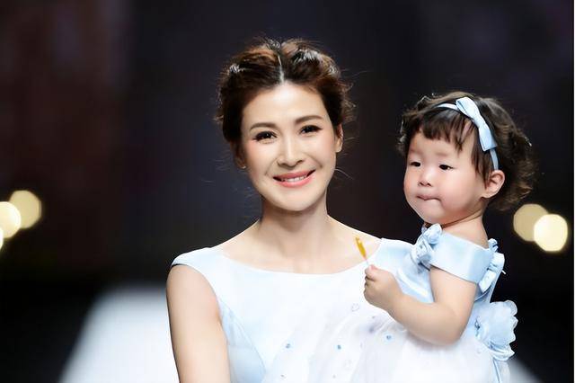 富商周旭辉<strong></p>
<p>货币与币安</strong>,44岁娶小12岁女星童蕾,获刑3年后,妻女过得如何?