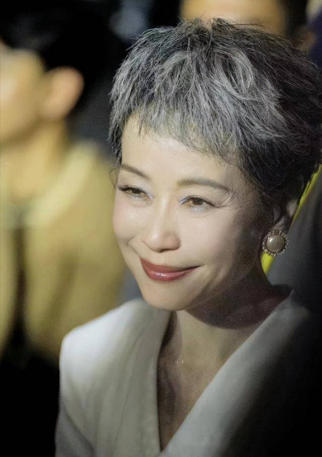 曝61岁叶童香港行生图<strong></p>
<p>币安bts</strong>，身材干瘪脸上画大浓妆，多人追着索要签名