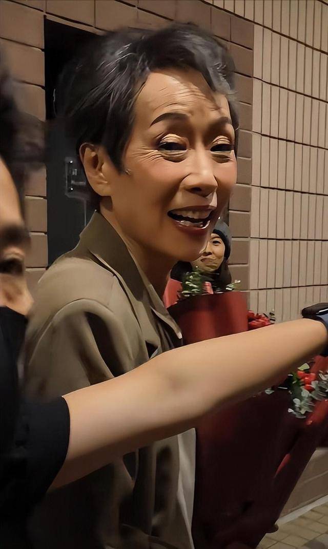 曝61岁叶童香港行生图<strong></p>
<p>币安bts</strong>，身材干瘪脸上画大浓妆，多人追着索要签名