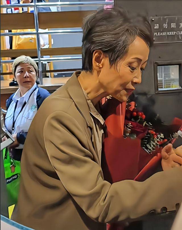 曝61岁叶童香港行生图<strong></p>
<p>币安bts</strong>，身材干瘪脸上画大浓妆，多人追着索要签名