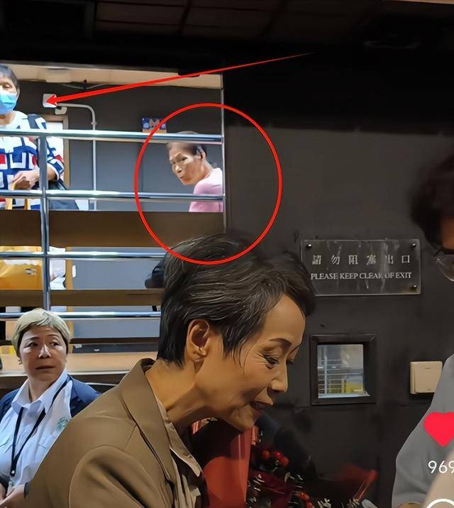 曝61岁叶童香港行生图<strong></p>
<p>币安bts</strong>，身材干瘪脸上画大浓妆，多人追着索要签名