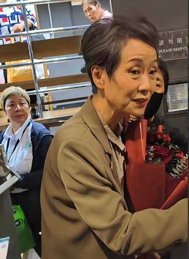 曝61岁叶童香港行生图<strong></p>
<p>币安bts</strong>，身材干瘪脸上画大浓妆，多人追着索要签名