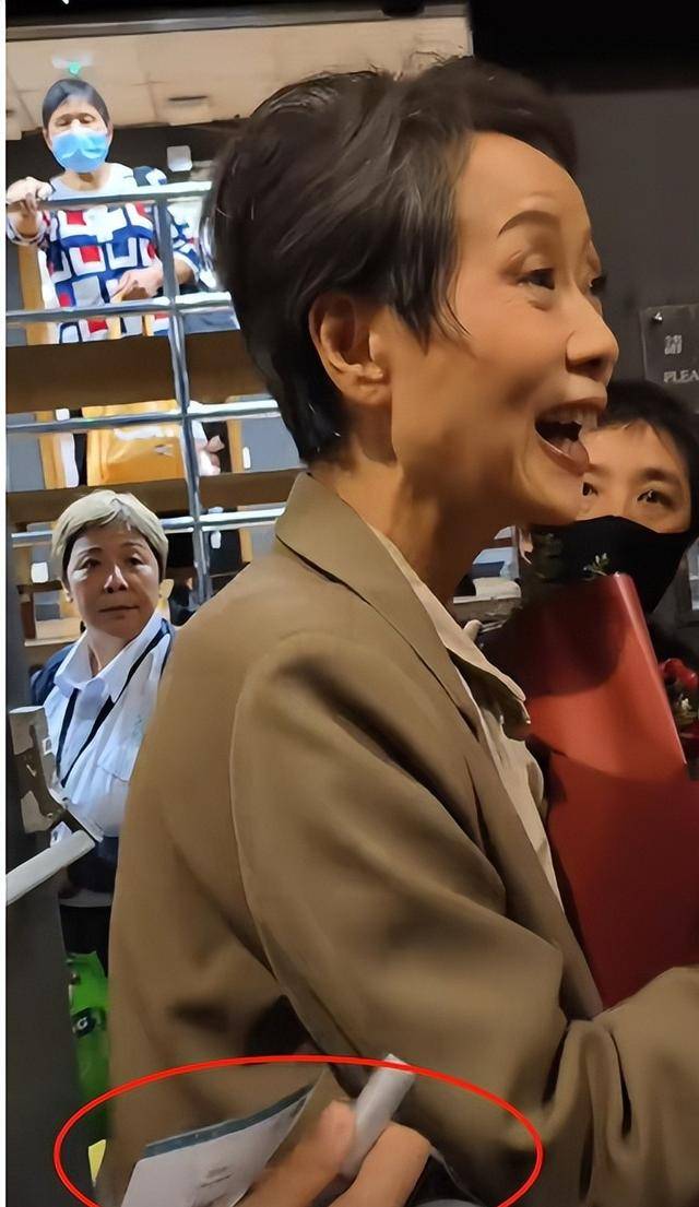 曝61岁叶童香港行生图<strong></p>
<p>币安bts</strong>，身材干瘪脸上画大浓妆，多人追着索要签名