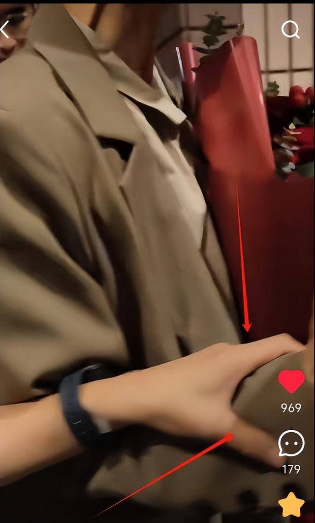 曝61岁叶童香港行生图<strong></p>
<p>币安bts</strong>，身材干瘪脸上画大浓妆，多人追着索要签名