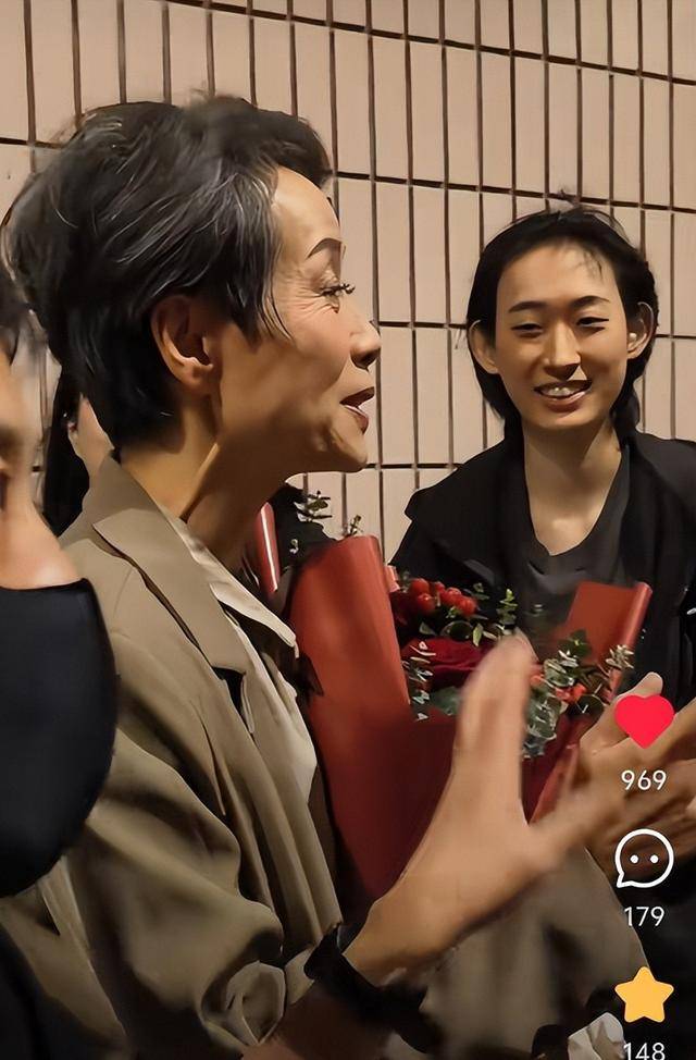 曝61岁叶童香港行生图<strong></p>
<p>币安bts</strong>，身材干瘪脸上画大浓妆，多人追着索要签名