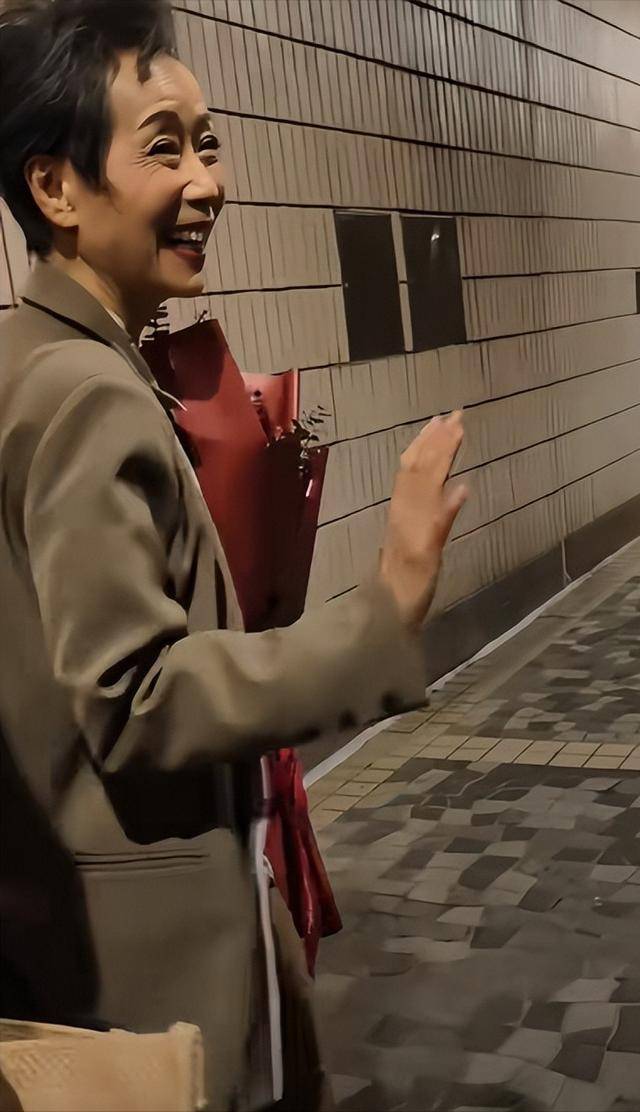 曝61岁叶童香港行生图<strong></p>
<p>币安bts</strong>，身材干瘪脸上画大浓妆，多人追着索要签名