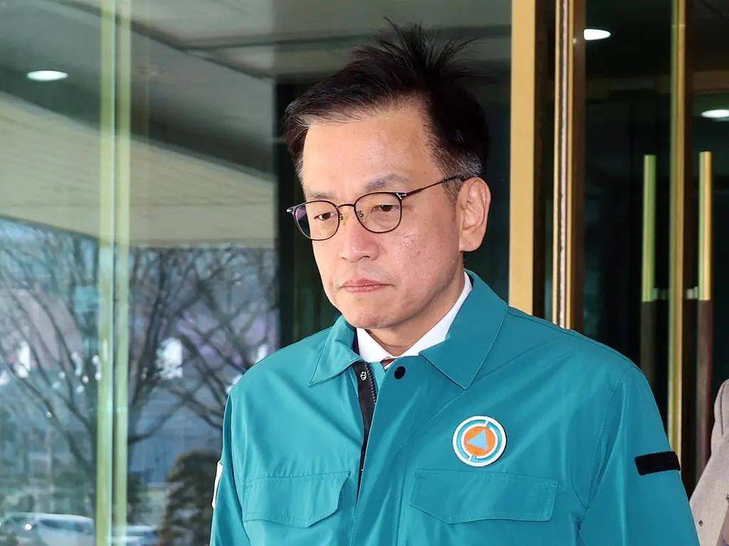 最新消息:黑匣子部分受损!179人遇难<strong></p>
<p>币安bts</strong>,有人一家9口都在机上,济州航空CEO鞠躬道歉!航司:事发前已投保10亿美元责任保险赔偿